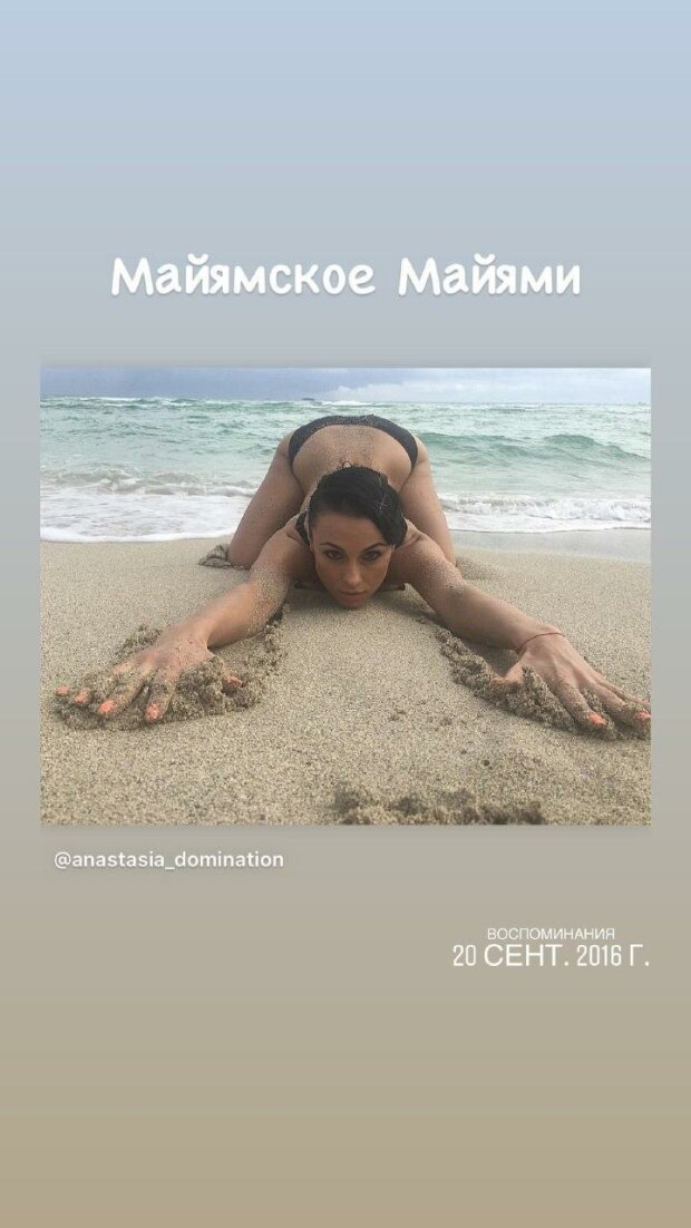 Мокрая экс-Nikita в бикини встала на четвереньки и возбудила хищным взглядом: божественный ракурс