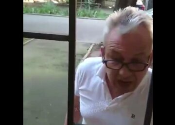 Буйний сусід атакував квартиру сім'ї в Одесі, відео: "сокирою рубав двері"