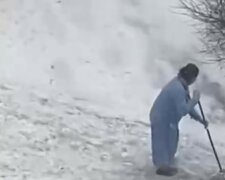 В Киеве решили "убрать" шваброй снег на улице: безумные кадры