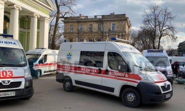 Лютий коронавірус з новою силою атакував Одесу, фото: черги зі швидких і багато жертв
