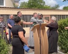 Один священник набросился на другого во время похорон бойца, видео: "Сорвал крест и..."