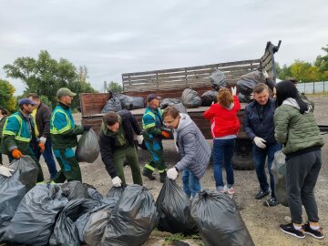 У Києві фахівці Держекоінспекції відзначили Всесвітній день прибирання, влаштувавши толоку