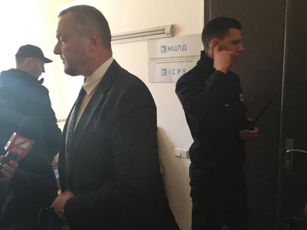 Андрей Артеменко возле входа в МЦПД