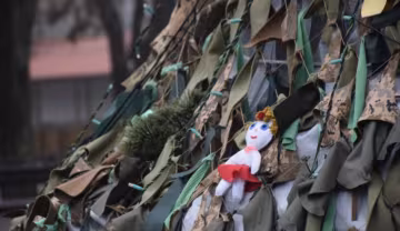 Незвичайну ялинку встановили у Миколаєві, фото: іграшки, гірлянди та мішки з піском