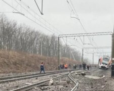 Окупанти обстріляли вокзал у Запоріжжі: пошкоджено колії та мережу, рух поїздів змінили