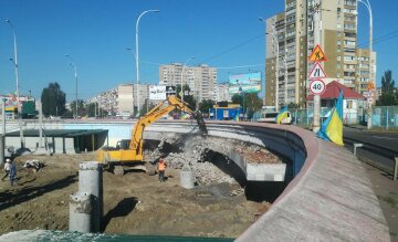 Перестарались: строители продырявили метро «Героев Днепра» (фото)