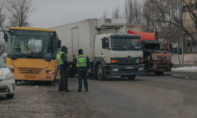 У Дніпрі фура протаранила автобус з пасажирами: є постраждалі, фото з місця