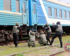 Cпецназ «освободил» заложников из пассажирского поезда (фото, видео)