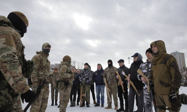 Представники Нацкорпусу провели відкритий вишкіл у Києві і заявили, що українці повинні вміти захищатися