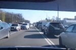 У харьковчанки в авто начались роды, дороги сковали пробки: кадры и детали происходящего