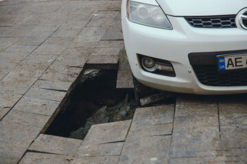Авто «провалилось» под плитку на тротуаре в Днепре, видео: выложили недавно