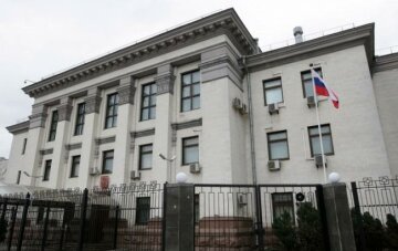 Гройсман засудив напад на російське посольство