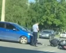 Поліція шукає винуватця: у Харкові сталася аварія з мотоциклістом, моторошні кадри
