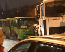 Вантажівка влетіла в маршрутку з людьми: кадри і деталі з місця аварії в Харкові