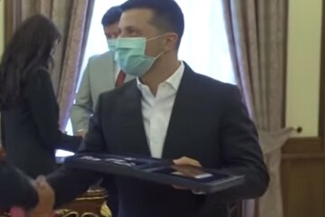 Украинские знаменитости массово отказываются от наград Зеленского: "В знак протеста против..."