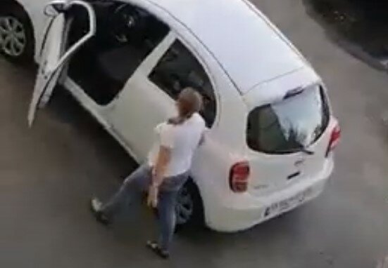 У Києві автохамка заради паркування не пощадила клумбу, відео ганьби