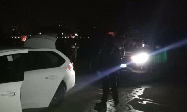 Чоловік з пістолетами влаштував переполох у парку Києва: як він виглядає, кадри з місця