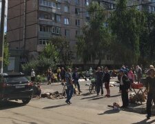 В Харькове торговцы снесенного Салтовского рынка продолжили "бизнес" под жилыми домами: фото