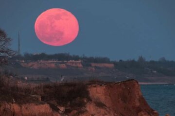 Фантастическое явление увидели одесситы в небе над городом: момент попал на камеру