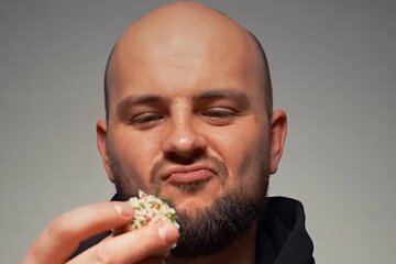 Ефектно виглядає: фіналіст "Мастер Шеф Професіонали" Люлько дав рецепт цікавої закуски з крабових паличок