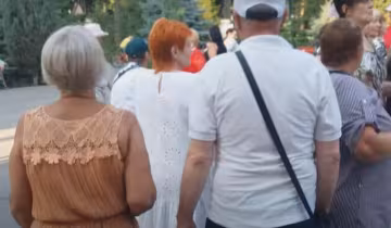 Поліція накрила тканиною і поїхала: у Харкові посеред вулиці лежить тіло людини