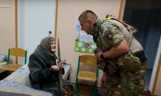 98-летняя женщина прошла 10 километров, чтобы спастись от войск рф: "Осталась без ничего"