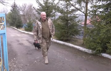 25 февраля уже были в военкомате: староста вместе с сыном защищают Украину, история отчаянного воина