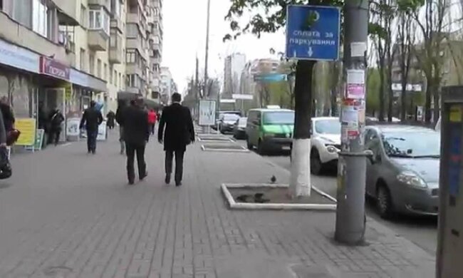 Вантажівка пішла під землю в центрі Києва: фото ПП