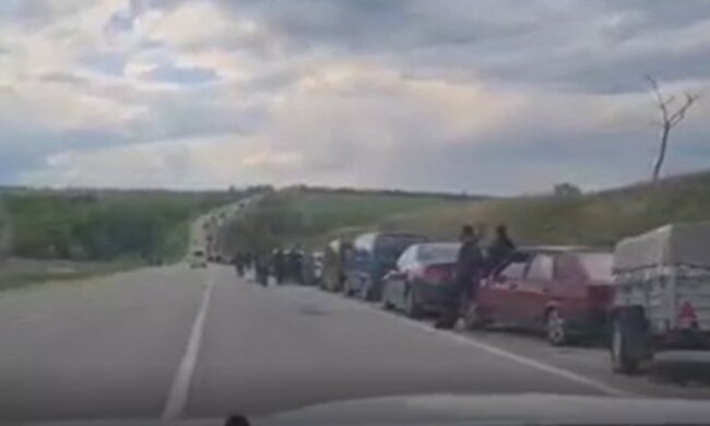 Ні додому, ні виїхати: у Запорізькій області окупанти заблокували тисячу машин з сім'ями і дітьми
