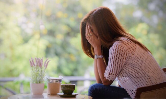 Женщина плачет, горе