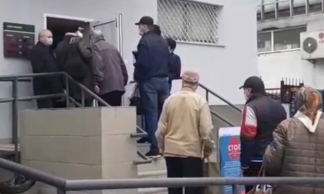 Кияни штурмують банки через виплати, кадри того, що відбувається: "Я пережив чотири інфаркти"