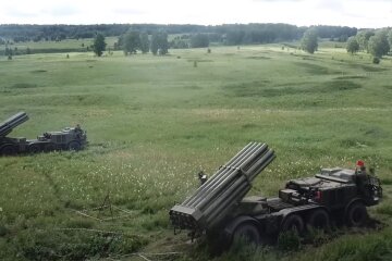 Воронка глубиной в 4 метра: россияне "утюжат" Днепропетровщину, все детали о новых разрушениях