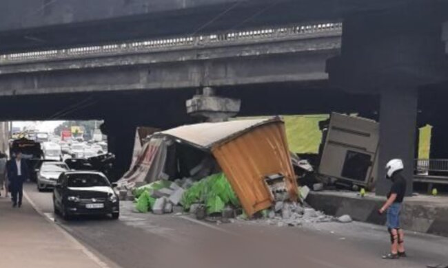 Фура впала з моста і зачепила кілька авто в Києві: кадри з місця ДТП