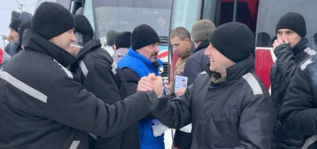 Відбувся новий великий обмін полоненими, зворушливі кадри: