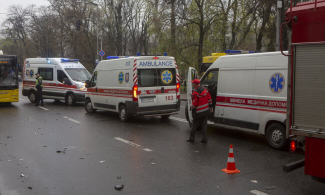 Маршрутка з пасажирами розбилася під Києвом, до місця ДТП з’їхалися швидкі: перші кадри