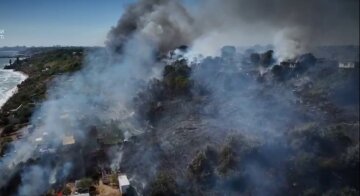 на Одещині сильний вогонь спалахнув біля житлових будинків