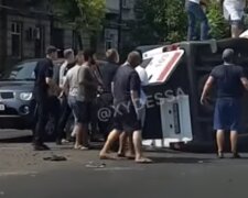 Джип протаранив швидку в Одесі, медиків діставали з салону: з'явилося відео