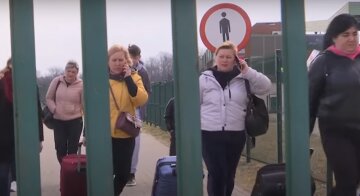 Тысячи украинок попали под запрет на выезд за границу: обнародован список профессий