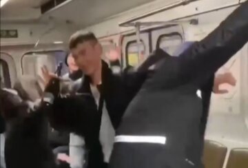 В метро Киева пассажиры устроили "дикие танцы" под баян: происходящее сняли на видео