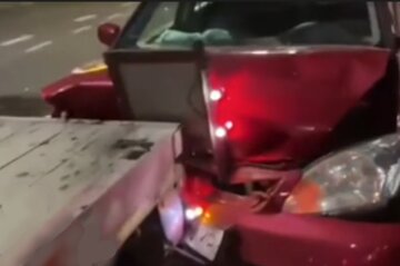 В Киеве произошло тройное ДТП, пьяный водитель бросился бежать: видео с места