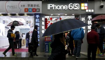 Впервые в истории Apple продажи iPhone упали