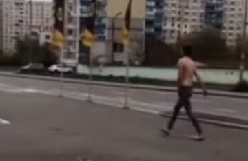 По Києву бродив роздягнений чоловік, відео: "погода не бентежить"