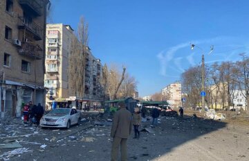 Над Києвом сили ППО збили крилату ракету: осколки впали в житловий район, фото