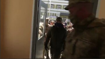 У масці та камуфляжі: Зеленський негайно покинув отруєний гаром Київ, кадри поспіху