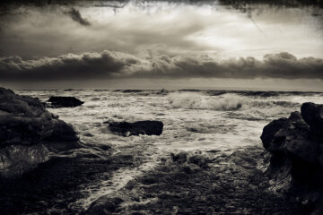 Ніхто не зупинився врятувати, хвилі накривали тіло: страшне відео з берега Азовського моря