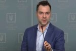 "Мені про це на вухо скаже Подоляк": Арестович розкрив, що залишилося за кадром першого брифінгу