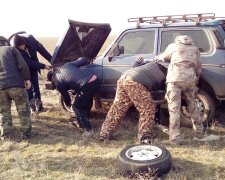"Пробитые  шины и разбросанные стволы": охотники устроили беспредел в парке на Одесчине, фото