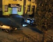 В хлам пьяный водитель слетел с моста в Харькове, фото: "сделал сальто и приземлился на..."