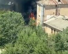 Масштабный пожар разгорелся в исторической части Киева, видео: брошены силы спасателей
