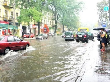 Розпочався "сезон дощів" в Одесі: синоптики попередили про грозовий фронт на вихідних